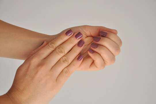 unhas pintadas manicuro na cor roxa 