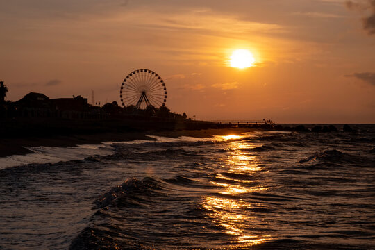 Das Riesenrad in Gr&ouml;mitz im Sonnenaufgang