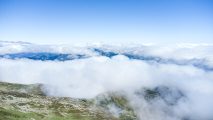 Fototapeta na wymiar Visualizando un mar de nubes en plena montaña