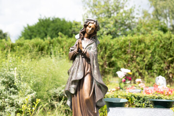 Maria Statue mit betenden Händen 