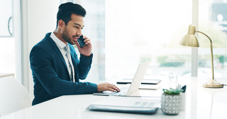 Obraz premium Phone call, laptop and business man in office for planning, discussion and communication. Corporate worker, technology and male person speaking on computer for contact, network and conversation