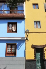 Fototapeta na wymiar Colorful houses in Puerto de la Cruz