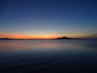 Una bonita puesta de sol, con la Isla del Barón de fondo, en La Manga, Cartagena (España) © Pablirous