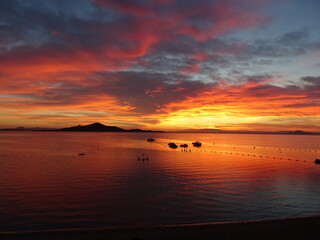Una bonita puesta de sol, con la Isla del Barón de fondo, en La Manga, Cartagena (España) © Pablirous