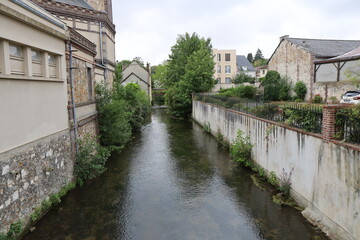 Fototapeta na wymiar La rivière la Blaise dans la ville, ville de Dreux, département de l'Eure et Loir, France