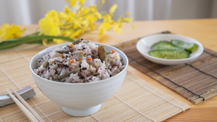 日本の食べ物｜山菜おこわ
