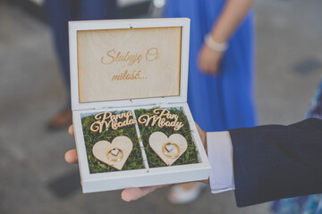 Drewniane pudełko z obrączkami ślubnymi. Drewniana skrzynka z napisem 