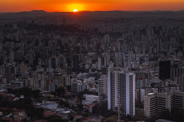 pôr do sol visto a partir do mirante das Mangabeiras, na cidade de Belo Horizonte, Estado de Minas Gerais, Brasil