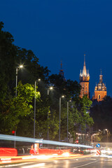 Wieża mariacka w krakowie. Bazylika mariacka. Droga z wieżami. Dwie wieże. Latarnie miejskie. St. Mary's Tower in Krakow. St. Mary's Basilica. Road with towers. Two towers. City lanterns.