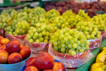  Raisins et pêches, portions, étal, marché,  horizontal