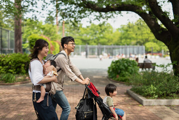 公園を散歩する家族