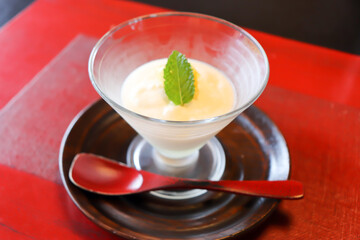 レストランのデザートのバニラアイスクリーム