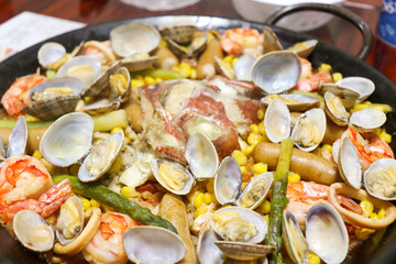 パーティー料理、エビと魚と貝と野菜と肉のパエリヤ