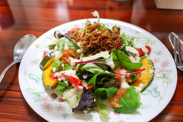 野菜たっぷりチップスとソースのフルーツサラダ