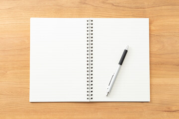 テーブルに置かれたノートとペン