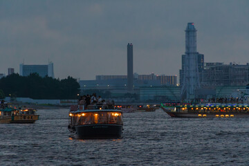 夕方にお台場の海に浮かぶ屋形船