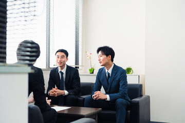 オフィスで商談を進めるビジネスマン