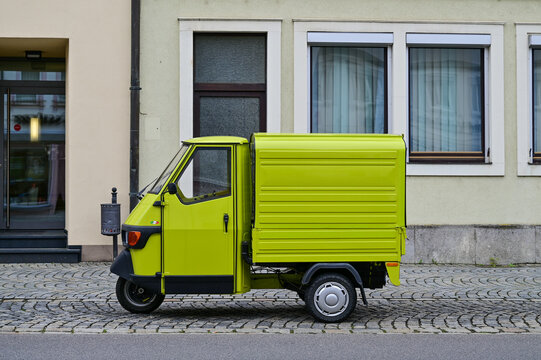 Piaggio Ape Kastenwagen, Vespacar Kleintransporter in mintgr&uuml;n, Dreirad-Auto, vor einer Hauswand in Ha&szlig;furt, Franken, Bayern, Deutschland, 07.07.2023