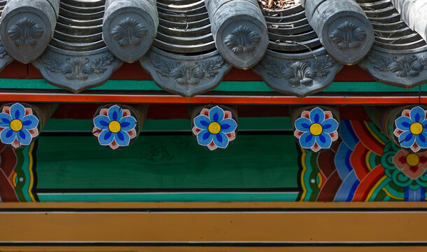Colorful traditional Korean dancheong pattern.