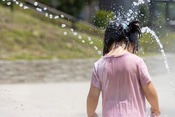 公園で水遊びする女の子の後ろ姿（3歳、日本人）