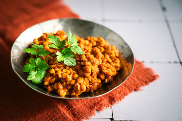 rote Linsen Essen im Teller, Schale. Zubereitet als Dal, Salat, Curry mit Kokosmilch und indischen...