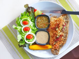 Fried fish with freah salad and seafood sauce.