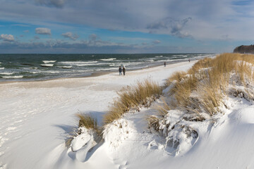 Verschneiter Strand von Zingst, Winterzauber an der Ostsee.