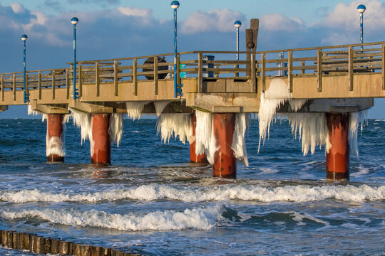 Vereiste Seebr&uuml;cke in Zingst, Winterzauber an der Ostsee.