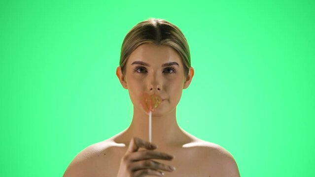 Dziewczyna z lizakiem w kształcie serca