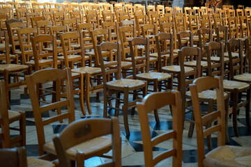 Stühle in einer Kirche