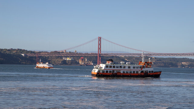 Cacilheiro - barco de transporte do rua Tejo, em Lisboa