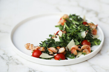 Healthy arugula salad with shrimps