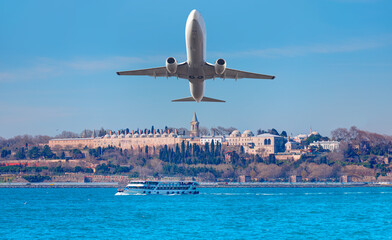 Fototapeta premium Airplane flying over Topkapi Palace - Istanbul, Turkey