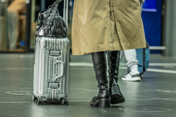 Person mit Koffer am Bahnhof