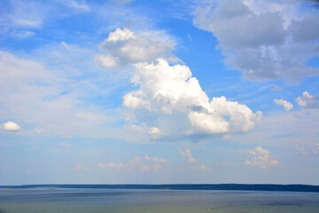 Obraz premium sky with white clouds flying above the sea isolated copy space 