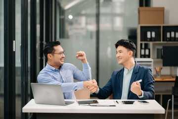 Those who work hard, win in the conference room new startup project. ..