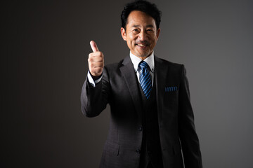 サムズアップをするミドル男性　ビジネスイメージ