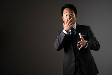 驚いているミドル男性　ビジネスイメージ	
