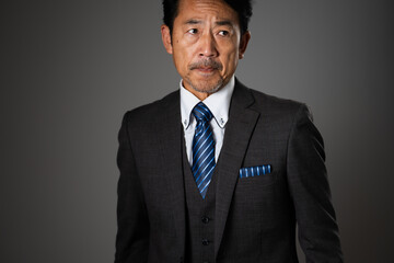 ポージングを取るミドル男性　ビジネスイメージ