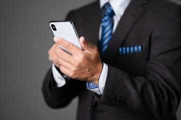 スマートフォンを操作するミドル男性　ビジネスイメージ	
