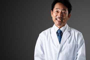 笑顔のミドル男性　医療イメージ	

