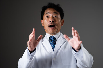 驚いているミドル男性　医療イメージ