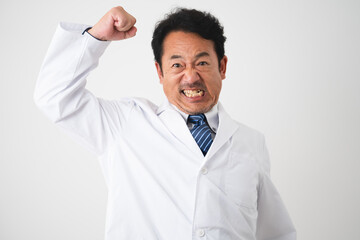 怒るミドル男性　医療イメージ