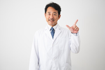 指差しをするミドル男性　医療イメージ