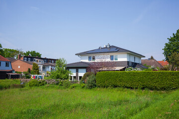 Fototapeta na wymiar Modernes Wohnhaus am Fluss Wörpe im Frühling, Lilienthal, Niedersachsen, Deutschland