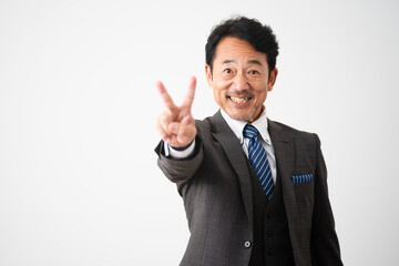ピースサインをするミドル男性　ビジネスイメージ	
