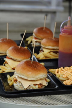 Cheesy Chicken Burger !!! Anyone can fall in love with this Cheesy Chicken Burger and eat the burger right away with their fingers