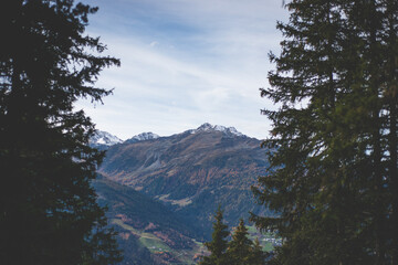 Bergmassiv im Herbst