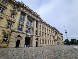 Fototapeta na wymiar ein gewaltige Gebäude in Berlin Stadtmitte