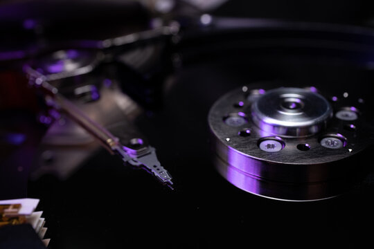 photo of the reading head inside the hard disk drive